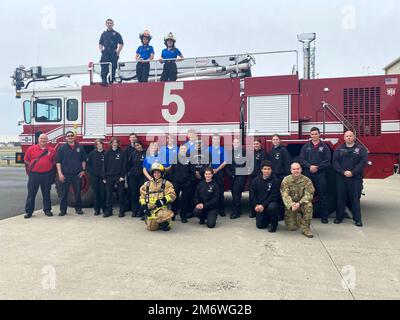 Des élèves de l'école secondaire professionnelle et agricole de Smith font le tour de l'escadre de combat de 104th 6 mai 2022, à la base de la Garde nationale de l'air de Barnes, au Massachusetts. Les étudiants ont visité le Service des incendies, l'escadron des forces de sécurité et l'escadron de préparation à la logistique. L'équipe des affaires publiques de 104FW a un programme annuel de tournée de base d'avril à octobre ouvert aux groupes de jeunes communautaires et aux employeurs locaux pour renforcer les partenariats. (Photos de la Garde nationale aérienne des États-Unis par le Sgt. Lindsey S. Watson) Banque D'Images