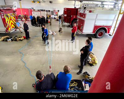 Des élèves de l'école secondaire professionnelle et agricole de Smith font le tour de l'escadre de combat de 104th 6 mai 2022, à la base de la Garde nationale de l'air de Barnes, au Massachusetts. Les pompiers mettent en place des postes de compétences pour que les étudiants puissent pratiquer la RCP et les techniques de secours. Les étudiants ont visité le Service des incendies, l'escadron des forces de sécurité et l'escadron de préparation à la logistique. L'équipe des affaires publiques de 104FW a un programme annuel de tournée de base d'avril à octobre ouvert aux groupes de jeunes communautaires et aux employeurs locaux pour renforcer les partenariats. (Photos de la Garde nationale aérienne des États-Unis par le Sgt. Lindsey S. Watson) Banque D'Images