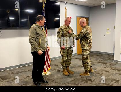 La 104th Fighter Wing Wing a fait la promotion de Jeff St. Jean, chef de vol pour l'entretien de l'équipement, au sergent-chef lors d'une cérémonie tenue à 6 mai 2022, à la base de la Garde nationale de l'air Barnes, à Westfield, au Massachusetts. Rue Chief Jean avait ses frères le Maj. Dennis St. Jean et le lieutenant-colonel Andrew St. Jean s'attaque à son nouveau rang. Rue Chief Jean a été félicité par sa famille, ses amis, ses 104FW dirigeants et ses membres. (Photos de la Garde nationale aérienne des États-Unis par le Sgt. Lindsey S. Watson) Banque D'Images