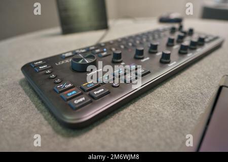 COLOGNE, ALLEMAGNE - VERS SEPTEMBRE 2018 : gros plan de la console de montage photo Loupedeck+, vue à l'exposition Photokina. Photokina est une foire commerciale Banque D'Images