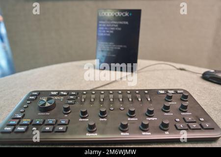 COLOGNE, ALLEMAGNE - VERS SEPTEMBRE 2018 : gros plan de la console de montage photo Loupedeck+, vue à l'exposition Photokina. Photokina est une foire commerciale Banque D'Images