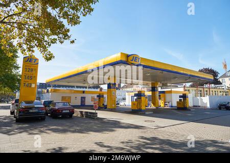 COLOGNE, ALLEMAGNE - VERS SEPTEMBRE 2018 : vue au niveau de la rue d'une station de remplissage de jet à Cologne. Banque D'Images