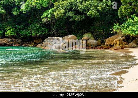 Plage dans un endroit isolé et déserté à Trindade sur la côte de l'état de Rio de Janeiro Banque D'Images