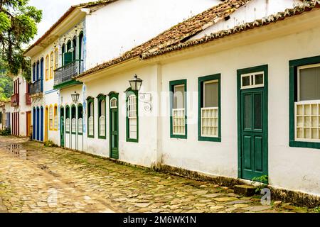 Rue bucolique avec des pavés et des maisons historiques de style colonial dans la ville de Paraty Banque D'Images