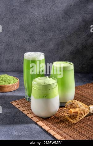 Thé Matcha. Thé vert glacé matcha latte en verre. Thé vert Dalgona, thé de grean fouetté avec du lait. Boisson végétalienne saine, gros plan Banque D'Images