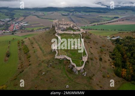 Vue sur le château médiéval de Spas, dans l'est de la Slovaquie Banque D'Images