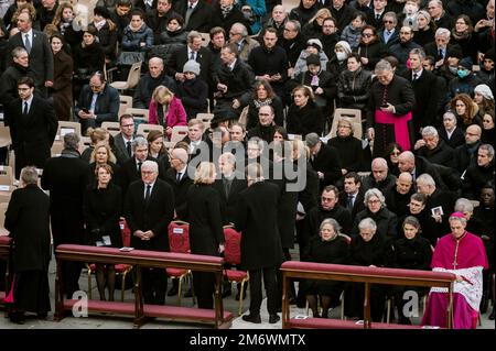 Roma, Italie. 05th janvier 2023. Le président allemand Frank Walter Steinmeier (L) vu dans la foule. La cérémonie funéraire du pape François pour son prédécesseur, le pape Benoît XVI (Joseph Ratzinger), qui a démissionné de son poste en 2013, obtenant le titre d'émérite, un titre novateur étant encore vivant alors qu'un nouveau pape (François) règne au Vatican. Des milliers de personnes ainsi qu'une représentation institutionnelle italienne et allemande se sont rassemblées sur la place pour rendre hommage à Benoît XVI Crédit : SOPA Images Limited/Alamy Live News Banque D'Images