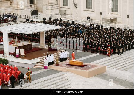 Roma, Italie. 05th janvier 2023. Un moment de la cérémonie liturgique. La cérémonie funéraire du pape François pour son prédécesseur, le pape Benoît XVI (Joseph Ratzinger), qui a démissionné de son poste en 2013, obtenant le titre d'émérite, un titre novateur étant encore vivant alors qu'un nouveau pape (François) règne au Vatican. Des milliers de personnes ainsi qu'une représentation institutionnelle italienne et allemande se sont rassemblées sur la place pour rendre hommage à Benoît XVI Crédit : SOPA Images Limited/Alamy Live News Banque D'Images