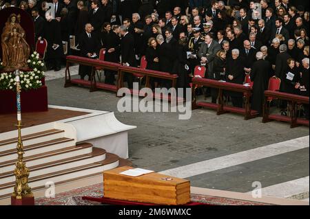 Roma, Italie. 05th janvier 2023. La reine Sofia d'Espagne (L-C) a vu donner un signe de paix au roi Philippe de Belgique. La cérémonie funéraire du pape François pour son prédécesseur, le pape Benoît XVI (Joseph Ratzinger), qui a démissionné de son poste en 2013, obtenant le titre d'émérite, un titre novateur étant encore vivant alors qu'un nouveau pape (François) règne au Vatican. Des milliers de personnes ainsi qu'une représentation institutionnelle italienne et allemande se sont rassemblées sur la place pour rendre hommage à Benoît XVI Crédit : SOPA Images Limited/Alamy Live News Banque D'Images