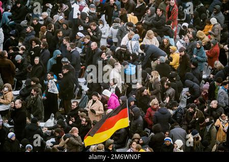 Roma, Italie. 05th janvier 2023. Des gens vus portant un drapeau allemand. La cérémonie funéraire du pape François pour son prédécesseur, le pape Benoît XVI (Joseph Ratzinger), qui a démissionné de son poste en 2013, obtenant le titre d'émérite, un titre novateur étant encore vivant alors qu'un nouveau pape (François) règne au Vatican. Des milliers de personnes ainsi qu'une représentation institutionnelle italienne et allemande se sont rassemblées sur la place pour rendre hommage à Benoît XVI Crédit : SOPA Images Limited/Alamy Live News Banque D'Images