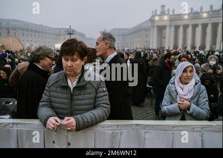 Roma, Italie. 05th janvier 2023. Les gens ont vu prier sur la place. La cérémonie funéraire du pape François pour son prédécesseur, le pape Benoît XVI (Joseph Ratzinger), qui a démissionné de son poste en 2013, obtenant le titre d'émérite, un titre novateur étant encore vivant alors qu'un nouveau pape (François) règne au Vatican. Des milliers de personnes ainsi qu'une représentation institutionnelle italienne et allemande se sont rassemblées sur la place pour rendre hommage à Benoît XVI Crédit : SOPA Images Limited/Alamy Live News Banque D'Images