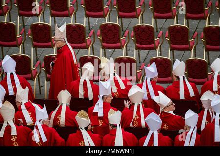 Roma, Italie. 05th janvier 2023. Cardinaux vus en attente de la cérémonie. La cérémonie funéraire du pape François pour son prédécesseur, le pape Benoît XVI (Joseph Ratzinger), qui a démissionné de son poste en 2013, obtenant le titre d'émérite, un titre novateur étant encore vivant alors qu'un nouveau pape (François) règne au Vatican. Des milliers de personnes ainsi qu'une représentation institutionnelle italienne et allemande se sont rassemblées sur la place pour rendre hommage à Benoît XVI Crédit : SOPA Images Limited/Alamy Live News Banque D'Images