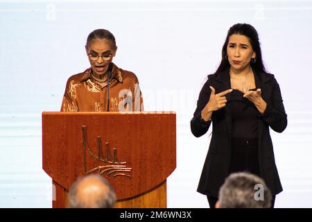 Brasilia, Brésil. 04th janvier 2023. Marina Silva donne un discours au public pendant son mandat de ministre de l'environnement et du changement climatique. Inauguration à Brasilia de Maria Osmarina da Silva Vaz de Lima, ministre de l'Environnement et du changement climatique dans le nouveau gouvernement brésilien de Lula (Luiz Inácio Lula da Silva). La cérémonie a eu lieu au palais du gouvernement 'Palácio do Planalto'. Crédit : SOPA Images Limited/Alamy Live News Banque D'Images