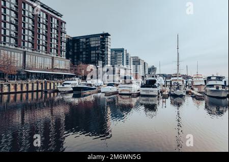 Le quai a rétabli Washington, DC, comme ville et destination au bord de l'eau. Journée nuageux à la marina, où les bateaux sont garés. Bâtiments à l'arrière. Banque D'Images