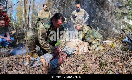 N.Y. Les aviateurs de la Garde nationale aérienne de la 106th Rescue Wing, Westhampton Beach, N.Y., traitent un « patient », un mannequin de simulation médicale avancé, à la joint base Elmendorf-Richardson, à Anchorage, en Alaska, en 5 mai 2022. Les médecins de combat du groupe médical 106th ont participé à leur première formation annuelle sur les installations militaires depuis le début de la pandémie COVID-19, et devaient rencontrer un patient, évaluer les blessures, atténuer le risque, arrêter les saignements, traiter les blessures secondaires, et/ou réanimer le patient et maintenir les voies aériennes. (Photo de la Garde nationale aérienne par SSgt Daniel H. Farrell) Banque D'Images