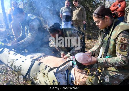 N.Y. Les aviateurs de la Garde nationale aérienne de la 106th Rescue Wing, Westhampton Beach, N.Y., ont empaqueter un « patient », un mannequin de simulation médicale avancé, pour le transport vers un endroit sûr à la base commune Elmendorf-Richardson à Anchorage, Alaska, 5 mai 2022. Les médecins de combat du groupe médical 106th ont participé à leur première formation annuelle sur les installations militaires depuis le début de la pandémie COVID-19, et devaient rencontrer un patient, évaluer les blessures, atténuer le risque, arrêter les saignements, traiter les blessures secondaires, et/ou réanimer le patient et maintenir les voies aériennes. (Photo de la Garde nationale aérienne par Banque D'Images