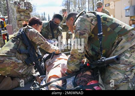 N.Y. Les aviateurs de la Garde nationale aérienne de la 106th Rescue Wing, Westhampton Beach, N.Y., traitent un « patient », un mannequin de simulation médicale avancé, à la joint base Elmendorf-Richardson, à Anchorage, en Alaska, en 5 mai 2022. Les médecins de combat du groupe médical 106th ont participé à leur première formation annuelle sur les installations militaires depuis le début de la pandémie COVID-19, et devaient rencontrer un patient, évaluer les blessures, atténuer le risque, arrêter les saignements, traiter les blessures secondaires, et/ou réanimer le patient et maintenir les voies aériennes. (Photo de la Garde nationale aérienne par SSgt Daniel H. Farrell) Banque D'Images