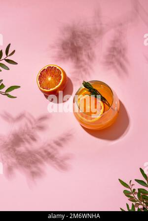 Cocktail alcoolisé glacé servi sous la lumière du soleil d'été, vue d'en haut. Banque D'Images