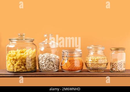 Différentes légumineuses en pots de verre : pois chiches, pâtes, haricots, pois, lentilles. Aucun stockage de déchets, sans plastique. Banque D'Images