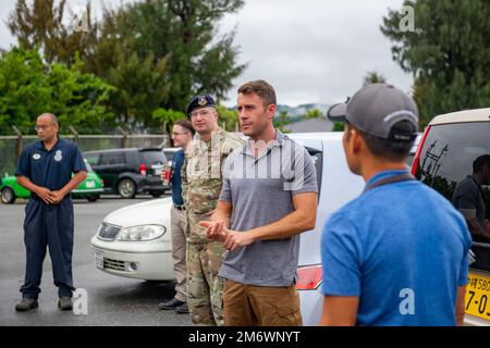 ÉTATS-UNIS Le sergent d'état-major de la Force aérienne Jakob Meaney, deuxième à partir de la droite, entraîneur de chien de travail militaire du 18th Escadron des forces de sécurité, décrit le plan de jeu de la mission qu'il a organisée à la plage d'Okuma, au Japon, en 6 mai 2022. Les gestionnaires MWD sont chargés de missions spéciales où ils travaillent avec une équipe d'agents spéciaux pour sécuriser les salles et les véhicules pour les hauts fonctionnaires. Banque D'Images