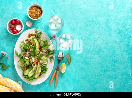 Salade de légumes frais avec concombre, radis et tomate. Salade de légumes saine d'été. Une alimentation saine. Banque D'Images