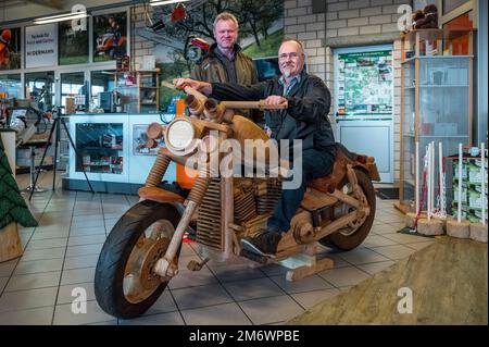 PRODUCTION - 05 janvier 2023, Thuringe, Ostheim VOR Der Rhön: Bernd Osinischow (r) est assis sur son Harley-Davidson en bois. Thomas Hodermann (l) est debout à côté de lui; l'œuvre d'art est actuellement exposée dans son magasin. Bernd Osinischow a tourné un Harly-Davidson complètement hors de bois en 328 heures. Photo : Daniel Vogl/dpa Banque D'Images