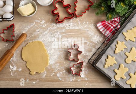 Faire des biscuits de Noël avec des ingrédients traditionnels de biscuits de pain d'épice. Noël bonhomme de pain d'épice et sapins sur la poêle. Haut v Banque D'Images