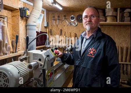 PRODUCTION - 05 janvier 2023, Thuringe, Sülzfeld: Bernd Osinischow se tient au tour de son atelier. Bernd Osinischow a tourné un Harly-Davidson complètement hors de bois en 328 heures. (À 'Harley du bois - le sud de la Thuringe se tourne à vélo') photo: Daniel Vogl/dpa Banque D'Images