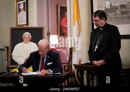 Washington, DC, États-Unis. 5th janvier 2023. Le Président des États-Unis Joe Biden signe le livre de condoléances du Pape émérite Benoît XVI à la Nonciature apostolique du Saint-Siège à Washington, DC, Etats-Unis, le jeudi 5 janvier, 2023. Credit: Sarah Silbiger/Pool via CNP/dpa/Alay Live News Banque D'Images