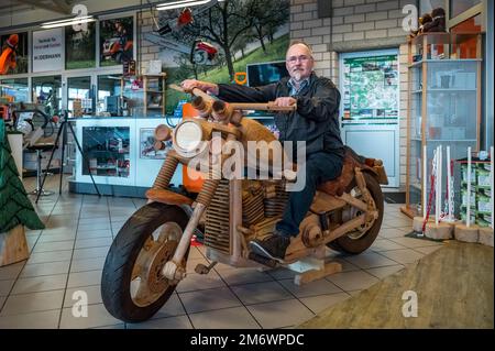 PRODUCTION - 05 janvier 2023, Thuringe, Ostheim VOR Der Rhön: Bernd Osinischow est assis sur son Harley-Davidson en bois. Bernd Osinischow a tourné un Harly-Davidson complètement hors de bois en 328 heures. (À 'Harley du bois - le sud de la Thuringe se tourne à vélo') photo: Daniel Vogl/dpa Banque D'Images