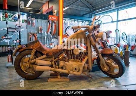 PRODUCTION - 05 janvier 2023, Thuringe, Ostheim VOR Der Rhön: Une Harley-Davidson faite de supports en bois dans la salle de vente de la concession de tondeuses Hodermann. Bernd Osinischow a fait tourner une Harley-Davidson complètement hors de bois en 328 heures. (À 'Harley du bois - le sud de la Thuringe se transforme en vélo') photo: Daniel Vogl/dpa Banque D'Images