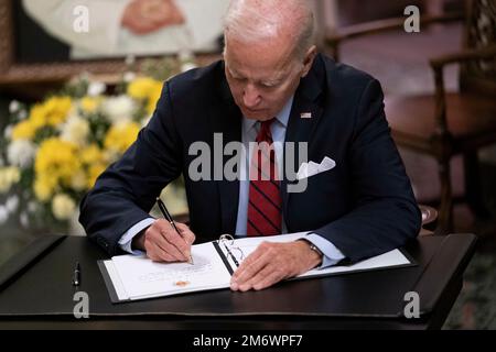 Washington, DC, États-Unis. 5th janvier 2023. Le Président des États-Unis Joe Biden signe le livre de condoléances du Pape émérite Benoît XVI à la Nonciature apostolique du Saint-Siège à Washington, DC, Etats-Unis, le jeudi 5 janvier, 2023. Credit: Sarah Silbiger/Pool via CNP/dpa/Alay Live News Banque D'Images