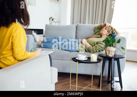 Psychothérapeute afro-américaine offrant aux femmes un client d'âge moyen Banque D'Images