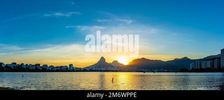 Photographie panoramique de la lagune Rodrigo de Freitas au coucher du soleil Banque D'Images