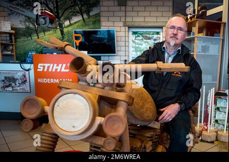 PRODUCTION - 05 janvier 2023, Thuringe, Ostheim VOR Der Rhön: Bernd Osinischow est assis sur son Harley-Davidson en bois. Bernd Osinischow a tourné un Harly-Davidson complètement hors de bois en 328 heures. (À 'Harley du bois - le sud de la Thuringe se tourne à vélo') photo: Daniel Vogl/dpa Banque D'Images