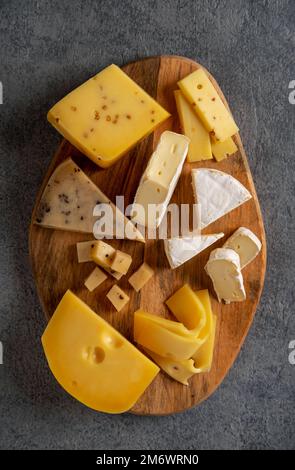 Plateau de fromages sur bois. Fond de fromage. Gros plan. Banque D'Images