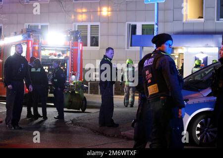 Berlin, Allemagne. 06th janvier 2023. La police et les pompiers travaillent sur les lieux d'un crime. Un crime violent aurait été commis dans le quartier de Lichtenberg à Berlin. Des enquêtes sont en cours sur des homicides présumés et des tentatives d'homicide, a déclaré un porte-parole de la police tôt vendredi matin. (À dpa 'police enquêtant sur les homicides à Berlin-Lichtenberg') Credit: John Boutin/dpa/Alamy Live News Banque D'Images