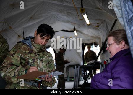 ÉTATS-UNIS Jessica Lopez, du SPC de l'armée, avec la compagnie médicale de soutien de zone 581st à fort Hood, Texas, prend l'information d'un patient notionnel pendant la réponse du Guardian 22 , centre d'entraînement urbain de Muscatatuck, Indiana, 7 mai 2022. Guardian Response 22 est un exercice de formation conçu pour tester l'état de préparation de l'unité et la réactivité aux scénarios d'intervention nucléaire. (Photo des États-Unis Le sergent Jermaine Jackson de l'armée) Banque D'Images