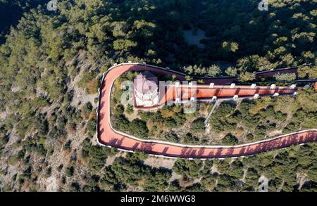 Drone aérienne de throni du temple de Panagia Kykkou point de repère à Chypre en Europe. Banque D'Images