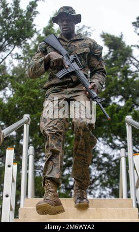 ÉTATS-UNIS Le Cpl Nelson Modi, chef de la marine, infanterie, 23rd Marine Regiment, originaire de Buffalo, New York, termine un obstacle lors du défi Iron Mike de 2022 sur la base du corps de marine Quantico, Virginie, 7 mai 2022. Les concurrents de l'ensemble du corps des Marines ont reçu 12 heures pour terminer le parcours de plus de 20 miles, qui a abouti à l'utilisation de compétences de base avec de multiples défis physiques. Banque D'Images