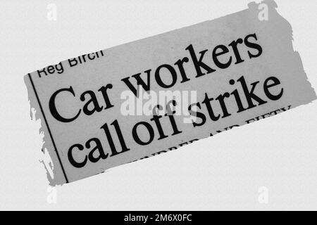 Les travailleurs de l'automobile appellent à la grève - article de presse de 1975 titre d'article de titre de journal avec superposition Banque D'Images