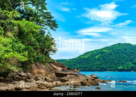 Plage déserte entourée de forêts et de montagnes à Trindade Banque D'Images