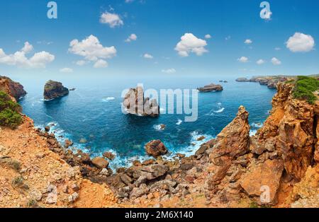Côte rocheuse de l'Atlantique d'été (Algarve, Portugal). Banque D'Images