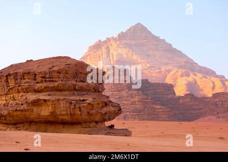 Désert de Wadi Rum, Jordanie. Jabal Al Qattar montagne Banque D'Images