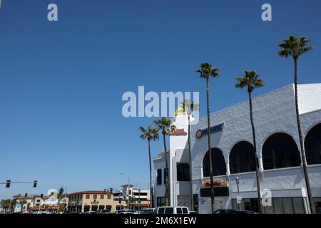 Costa Mesa, Californie, Etats-Unis - 20 mars 2022 : le soleil du matin brille sur la vue du centre-ville de Costa Mesa, entourée de palmiers. Banque D'Images