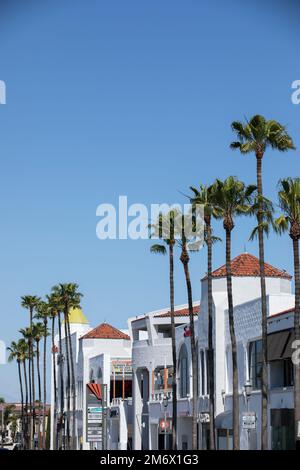 Costa Mesa, Californie, Etats-Unis - 20 mars 2022 : le soleil du matin brille sur la vue du centre-ville de Costa Mesa, entourée de palmiers. Banque D'Images