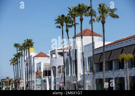 Costa Mesa, Californie, Etats-Unis - 20 mars 2022 : le soleil du matin brille sur la vue du centre-ville de Costa Mesa, entourée de palmiers. Banque D'Images