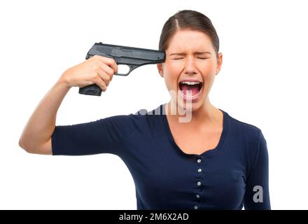 J'en avais assez. Photo studio d'une jeune femme montrant un fusil à la tête isolée sur blanc. Banque D'Images