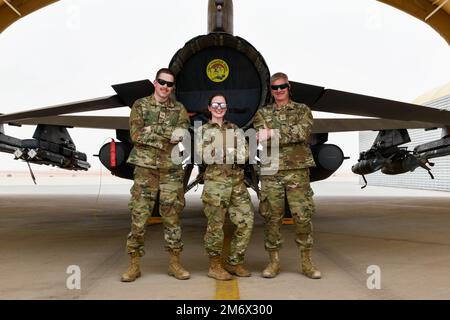 ÉTATS-UNIS Le Sgt. Devin, Sgt. Kalei et le Sgt. Maître Scott Kleive, gardes nationaux de l’air actuellement affectés à l’escadron de chasseurs expéditionnaires 179th, posent pour une photo de famille, 7 mai 2022, derrière un bloc 50 F-16cm, faucon de combat, déployé avec les Kleives à la base aérienne du Prince Sultan, Royaume d'Arabie saoudite, de l'aile Fighter 148th en dehors de Duluth, Minnesota. Scott, chef d'équipage, est mécanicien de systèmes généraux et supervise toute la maintenance de l'aéronef. Kalei, gestionnaire des plans et de la planification, gère à la fois la maintenance des aéronefs et celle des moteurs, et Devin, une unité centrale Banque D'Images