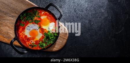 Shakshouka dans une casserole en fonte. Banque D'Images